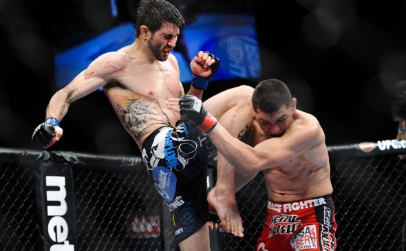 Carlos Condit executa joelhada voadora