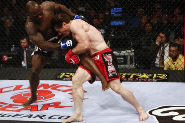 Tim Kennedy executa um single-leg